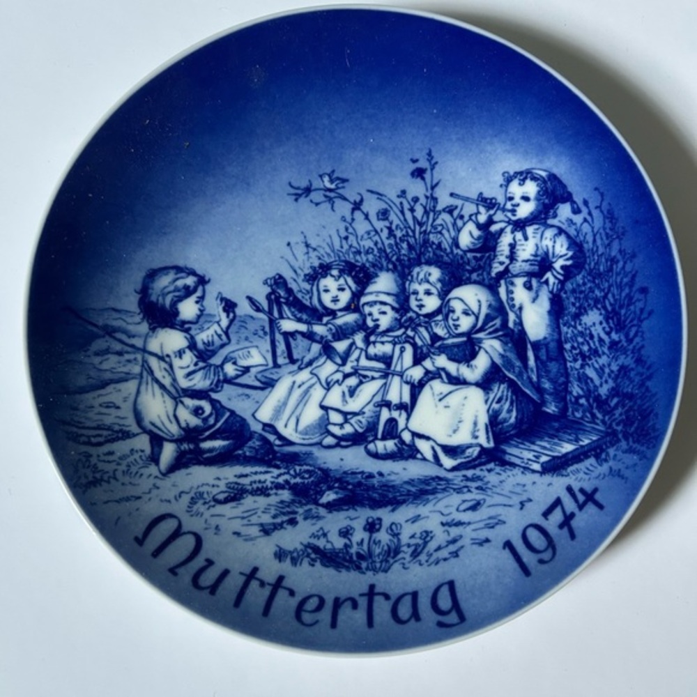 1974 Muttertag blue and white collectors plate - Bavaria , Germany